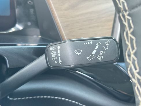 Used 2024 Volkswagen Atlas SE w/ Panoramic Sunroof Package FWD image 33