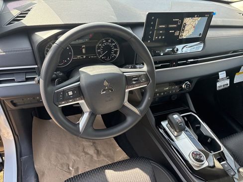New 2026 Mitsubishi Outlander ES image 7