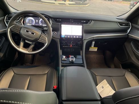 New 2025 Jeep Grand Cherokee Limited w/ Black Appearance Package image 31