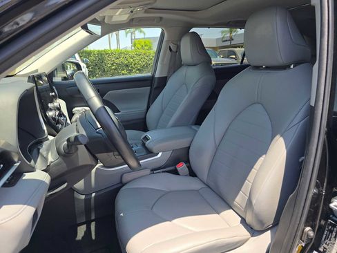 Used 2023 Toyota Highlander XLE FWD image 23
