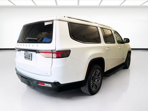 Used 2024 Jeep Wagoneer L Series II RWD image 4