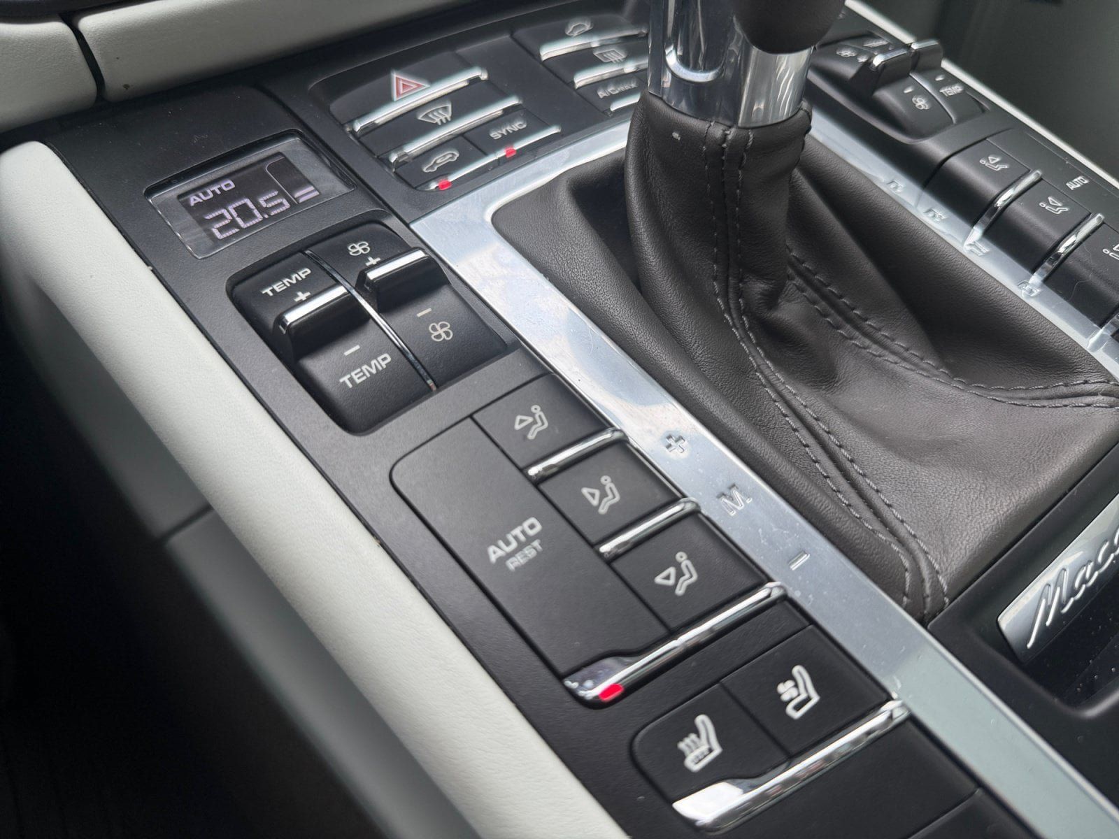 Used 2020 Porsche Macan Turbo AWD/4WD image 19
