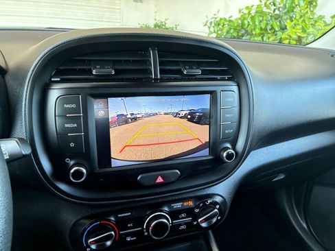 Used 2025 Kia Soul LX w/ LX Technology Package FWD image 23