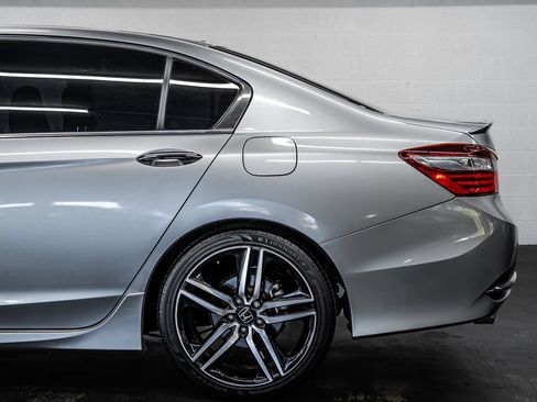 Used 2016 Honda Accord Touring image 13
