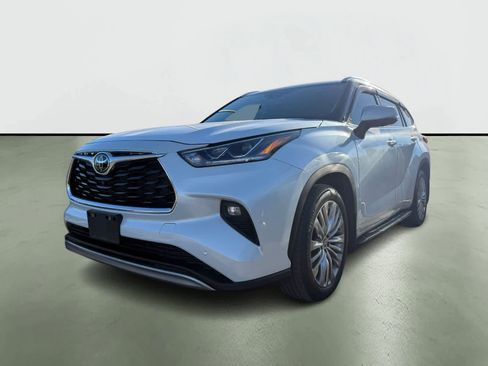 Used 2023 Toyota Highlander Platinum image 2