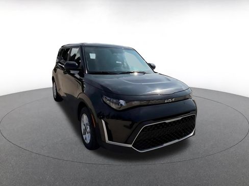 Used 2025 Kia Soul LX w/ LX Technology Package FWD image 3