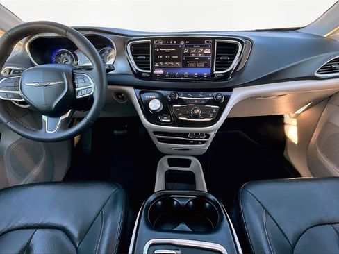 Used 2022 Chrysler Pacifica Touring-L image 16