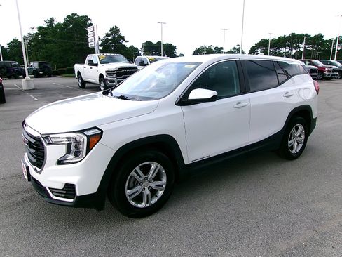 Used 2024 GMC Terrain SLE FWD image 2