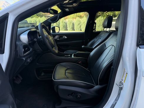 Used 2026 Chrysler Pacifica Limited w/ S Appearance Package FWD image 18