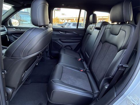 New 2025 Jeep Grand Cherokee Altitude image 21