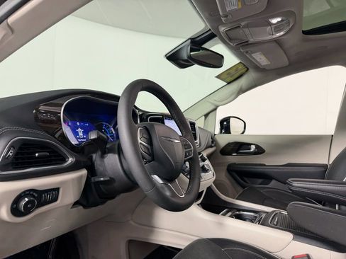 Used 2023 Chrysler Pacifica Limited image 20