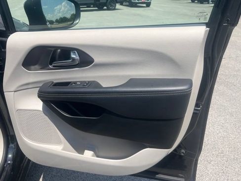 Used 2023 Chrysler Pacifica Touring-L FWD image 38
