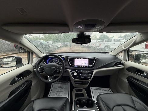 Used 2023 Chrysler Pacifica Touring-L FWD image 17