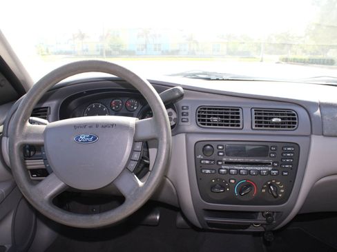 Used 2005 Ford Taurus SE FWD image 8