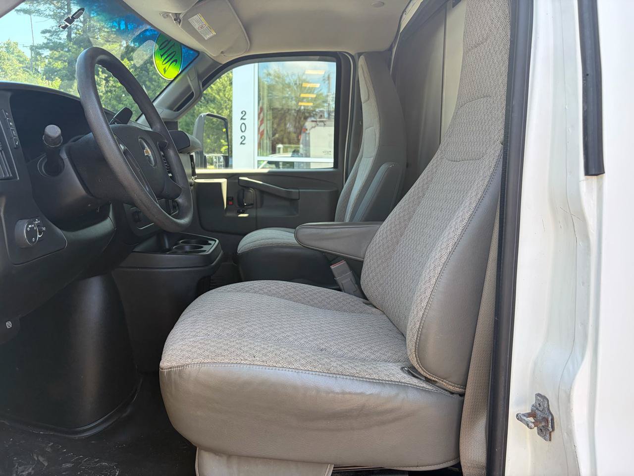 Used 2016 Chevrolet Express 3500 RWD image 17