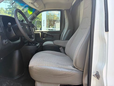 Used 2016 Chevrolet Express 3500 RWD image 17
