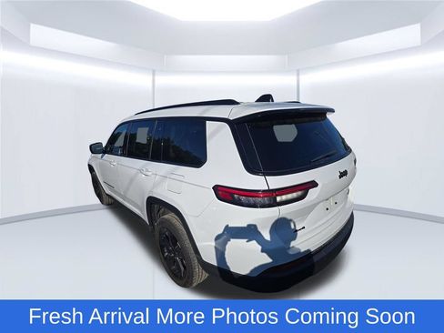 Used 2023 Jeep Grand Cherokee L Limited w/ Black Appearance Package AWD/4WD image 6