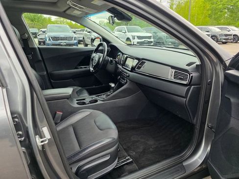 Used 2017 Kia Niro EX FWD image 12
