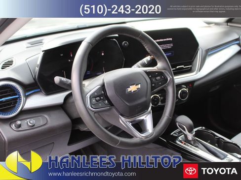 Used 2025 Chevrolet Trax LT w/ LT Convenience Package image 11