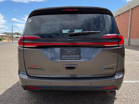Used 2021 Chrysler Pacifica Limited w/ Uconnect Theater Family Group FWD image 8