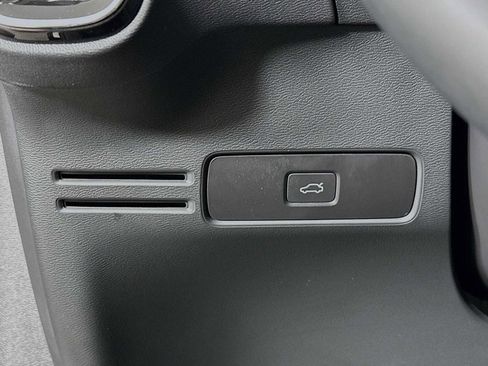 Certified 2025 Volvo XC40 B5 Plus w/ Protection Package Premier image 10