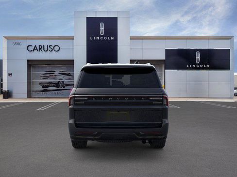 Used 2025 Lincoln Navigator Reserve image 5