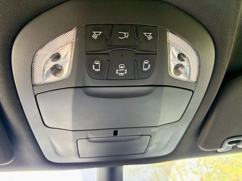 Used 2025 Chrysler Pacifica Select FWD image 31