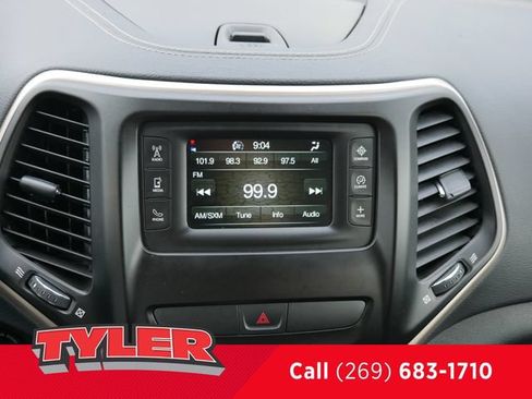 Used 2016 Jeep Cherokee Latitude FWD image 45
