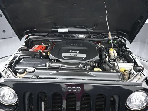 Used 2017 Jeep Wrangler Unlimited Sahara w/ Connectivity Group AWD/4WD image 38