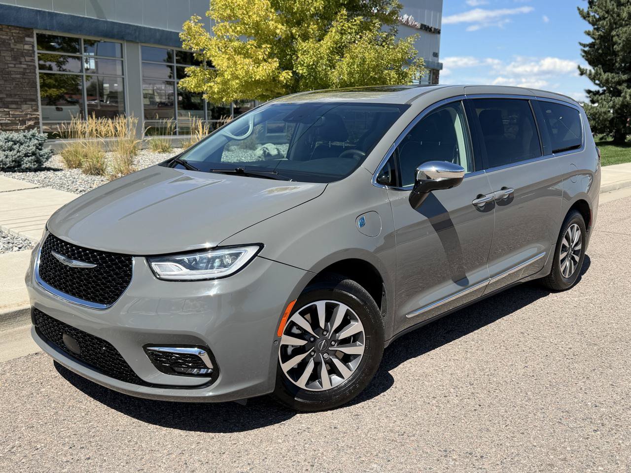 Used 2023 Chrysler Pacifica Limited FWD image 1