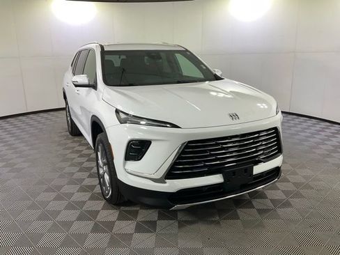 Used 2025 Buick Enclave Preferred image 3