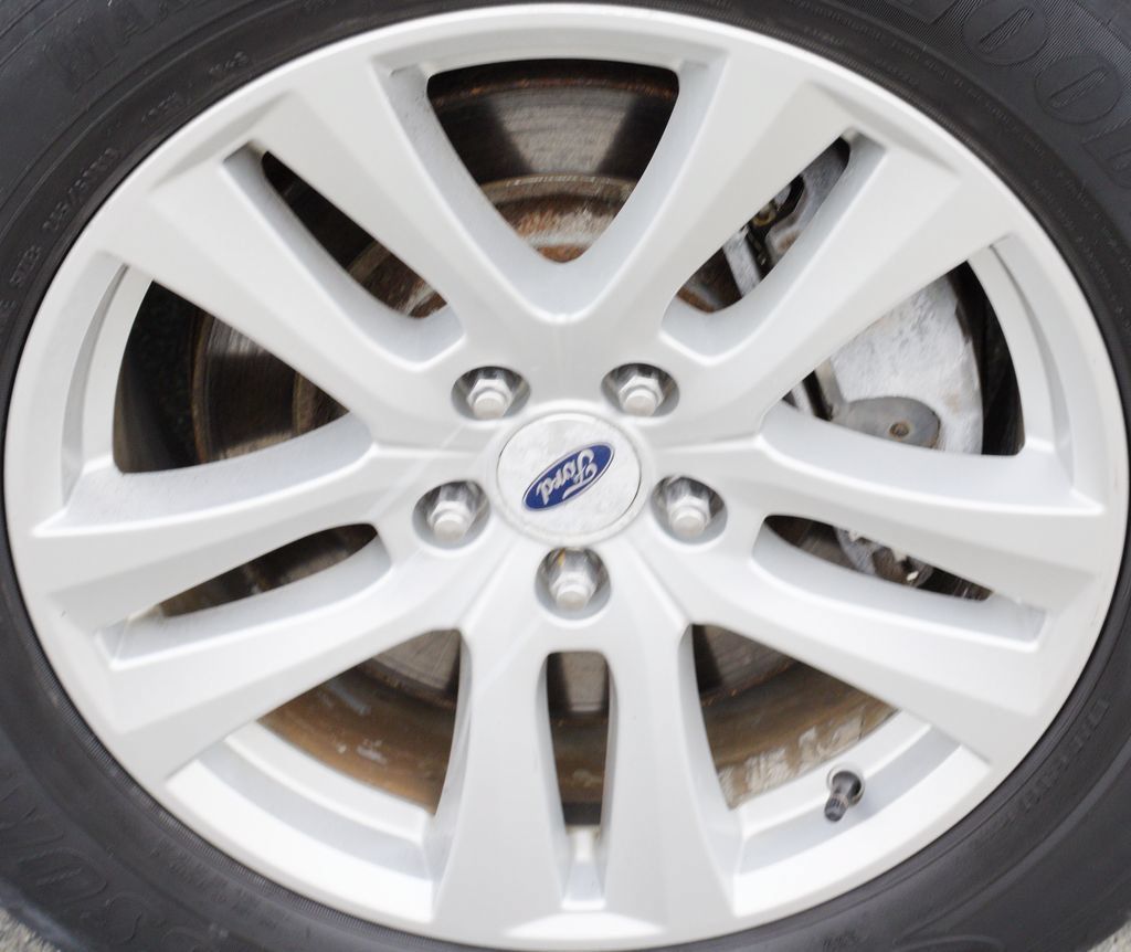 Used 2018 Ford Explorer XLT w/ Equipment Group 202A AWD/4WD image 40
