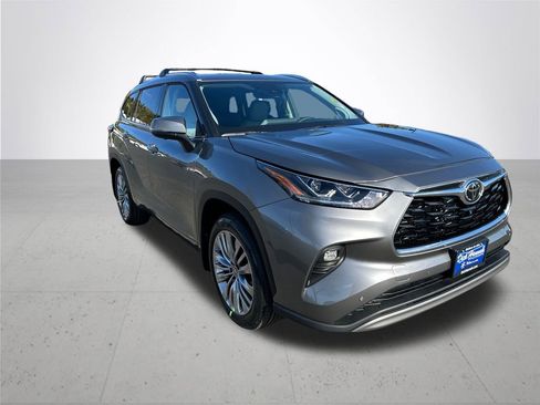 New 2026 Toyota Highlander Platinum image 5