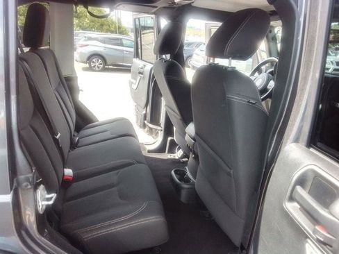 Used 2016 Jeep Wrangler Unlimited Sahara w/ Connectivity Group AWD/4WD image 14