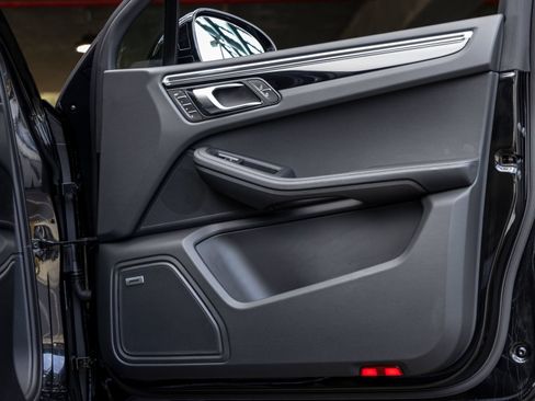 Certified 2026 Porsche Macan AWD/4WD image 52