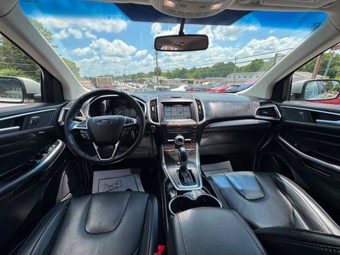 Used 2017 Ford Edge Titanium w/ Technology Package FWD image 18
