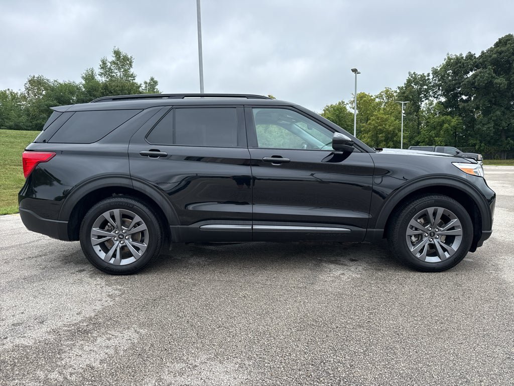 Used 2023 Ford Explorer XLT w/ Equipment Group 202A AWD/4WD image 4