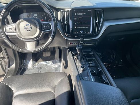 Used 2018 Volvo XC60 T5 Momentum w/ Vision Package AWD/4WD image 11