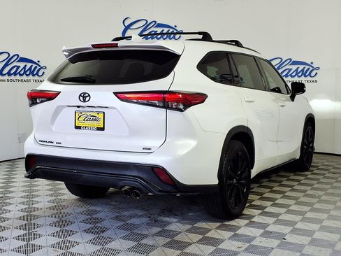 Used 2021 Toyota Highlander XSE FWD image 6