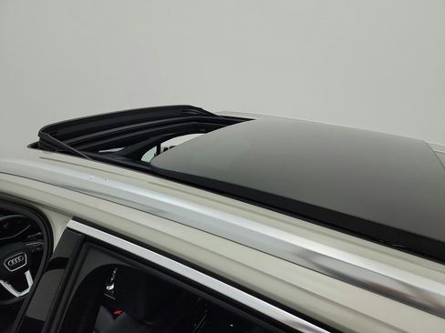 Used 2023 Audi Q7 2.0T Premium w/ Convenience Package AWD/4WD image 11