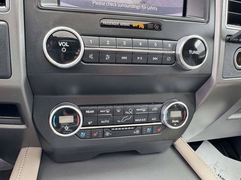 Used 2020 Ford Expedition XLT w/ Equipment Group 202A AWD/4WD image 33
