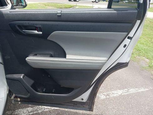 Used 2023 Toyota Highlander XLE FWD image 20