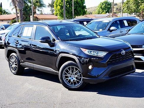 Used 2021 Toyota RAV4 XLE Premium image 3