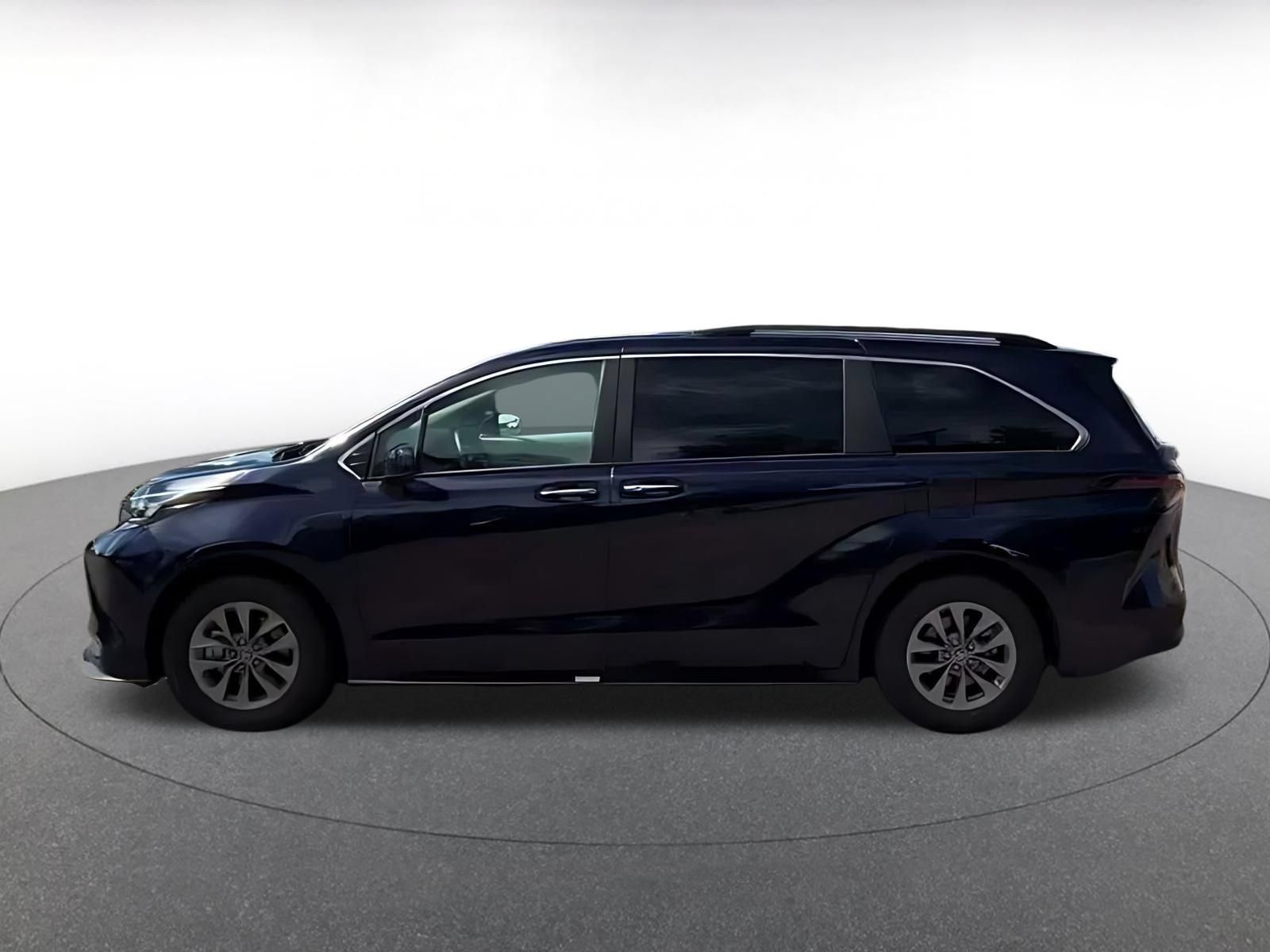 Used 2025 Toyota Sienna XLE FWD image 8