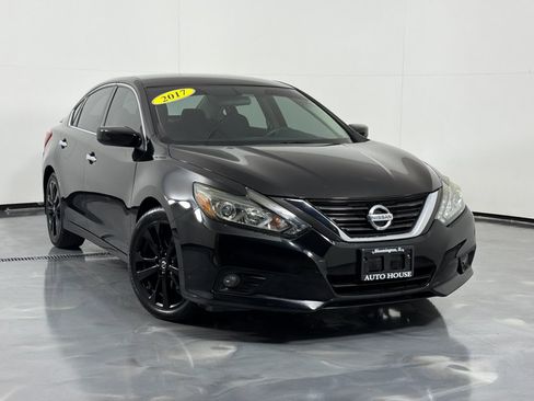 Used 2017 Nissan Altima 2.5 SR w/ Midnight Edition Package FWD image 2