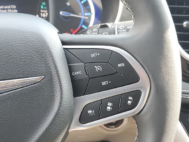 Used 2024 Chrysler Pacifica Limited FWD image 23