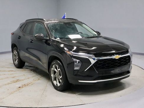 Used 2025 Chevrolet Trax LT w/ LT Convenience Package FWD image 1