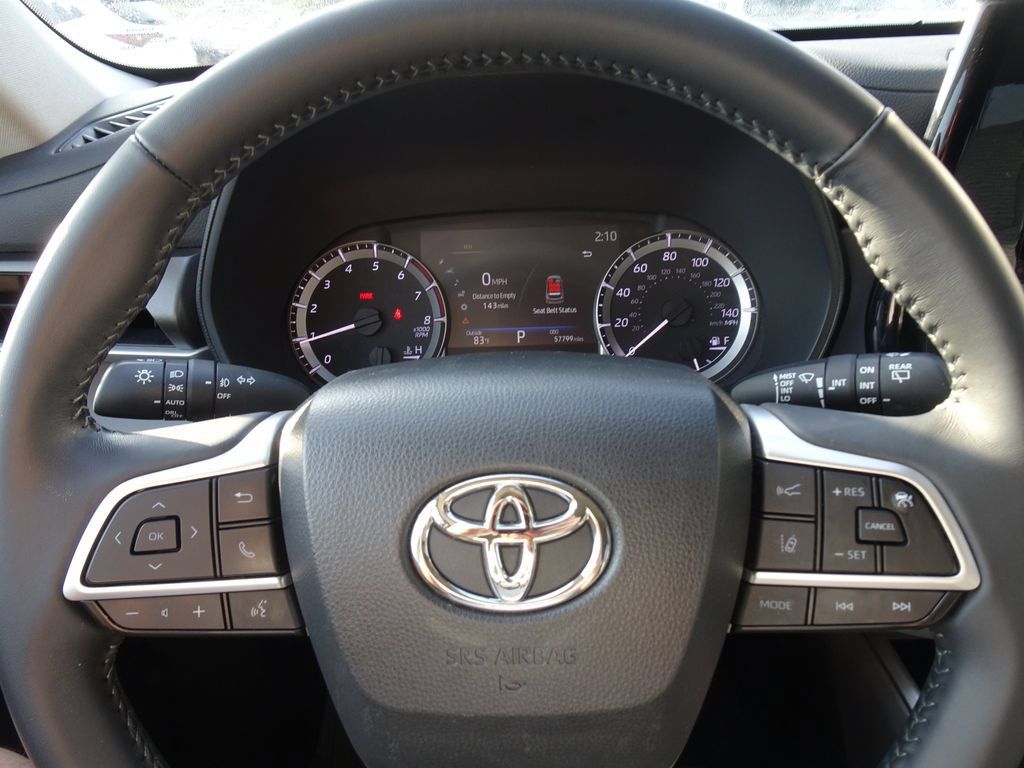 Used 2023 Toyota Highlander LE AWD/4WD image 21