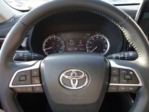 Used 2023 Toyota Highlander LE AWD/4WD image 21