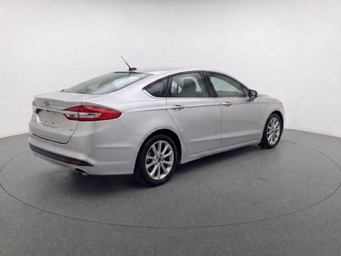 Used 2017 Ford Fusion SE w/ Fusion SE Technology Package FWD image 4